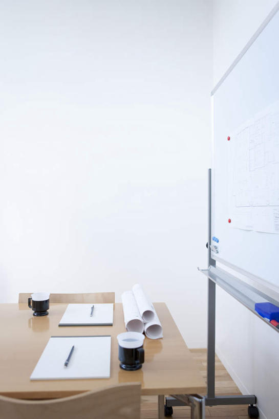 无人,办公室,竖图,室内,白天,正面,桌子,杯子,餐具,椅子,一块,阴影,朦胧,模糊,光线,笔,材料,瓷器,档案,碟子,盘,文件,影子,勺子,办公桌,木椅,墙,办公用品,咖啡杯,陶瓷制品,墙壁,墙面,文具,阳光,盘子,学习用品,黑板,资料,调羹,碟,汤匙,文具用品,文档,瓷杯,彩图