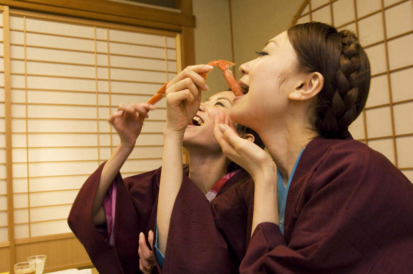 海鲜,蟹,东方人,头发,两个人,伙伴,朋友,客厅,坐,举,笑,吃,微笑,露齿笑,横图,室内,白天,侧面,民族服装,烹饪,友谊,窗户,落地窗,门,亚洲,许多,握,和服,螃蟹,方格,日本料理,料理,食品,拿,拿着,注视,黄种人,水产,菜肴,美食,海洋生物,玻璃窗,食物,黄色,红色,黑色,门框,日式料理,观察,看,托,张嘴,日式,握着,服饰,佳肴,观看,察看,起居室,关注,水生动物,海产品,水生物,张大嘴巴,海底动物,吴服,唐草,唐花,唐锦,友情,年轻女性,女人,女性,亚洲人,长发,张开嘴,举起,举手,举着,嚼,食,抬头,向上举,向上伸,向上托,仰头,坐着,半身,彩图,传统服装,民俗服