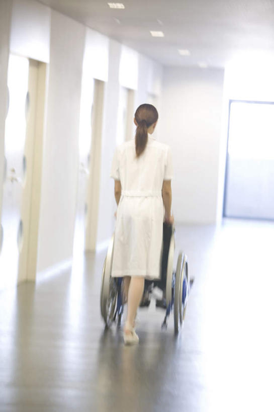 东方人,头发,一个人,医生,医院,站,推,摸,竖图,室内,白天,照明,亚洲,仅一个年轻女性,仅一个女性,仅一个人,一排,许多,撑,抚摸,整齐,壁灯,瓷砖,地砖,工具,墙,灯光,地面,黄种人,墙壁,墙面,灯,排列,一个,背面,黄色,轮椅,灯具,复健,站着,医护人员,医疗人员,康复,器械,单个,照亮,医疗设备,撑着,白大褂,照明设备,队列,医疗器械,医疗工具,医疗机构,辅助设备,年轻女性,女人,女性,亚洲人,大夫,触摸,接触,站立,彩图,全身,病院,诊所