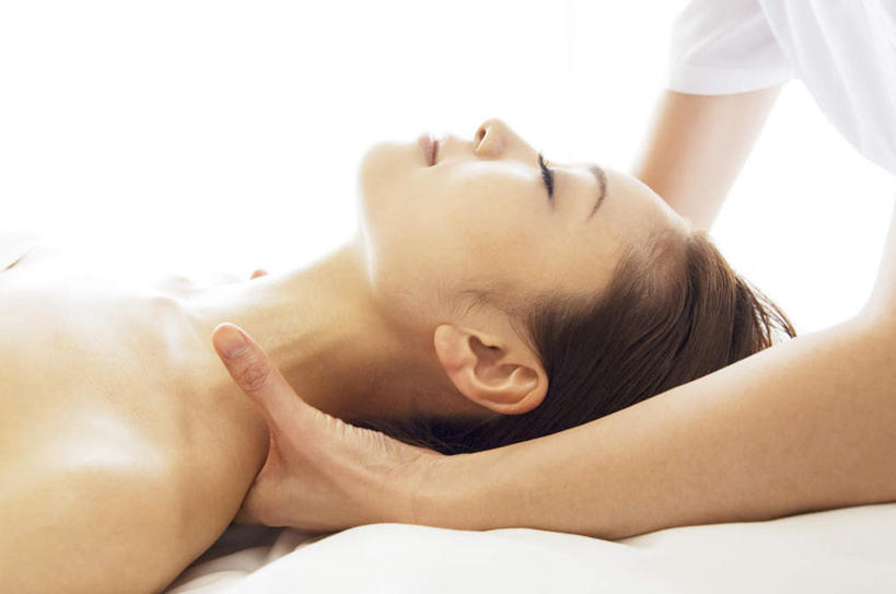 东方人,头发,两个人,伙伴,朋友,按摩师,躺,闭眼,笑,摸,微笑,横图,室内,白天,侧面,浴袍,按摩,友谊,床,靠垫,亚洲,抚摸,床单,靠枕,黄种人,被子,白色,黑色,垫子,枕头,享受,健康,保健,单人床,被单,指压,卧着,友情,年轻女性,女人,女性,亚洲人,长发,技师,闭眼睛,闭着眼,闭着眼睛,触摸,接触,躺着,卧,半身,彩图,汤帷子,浴衣,推拿