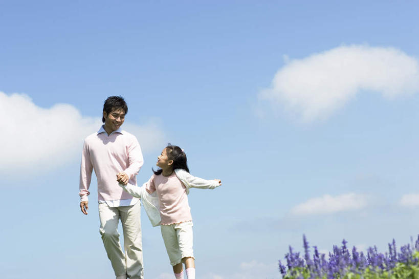 东方人,儿童,头发,两个人,家庭,父亲,女儿,站,握手,笑,摸,微笑,露齿笑,横图,室外,白天,正面,旅游,度假,纯洁,草地,草坪,植物,亚洲,抚摸,阴影,服装,盛开,光线,影子,云,云朵,花蕾,云彩,注视,休闲装,黄种人,娱乐,相视,草,花,花瓣,花朵,鲜花,小孩,衣服,蓝色,绿色,紫色,白色,黑色,白云,蓝天,天空,阳光,香草,天,花苞,花蕊,薰衣草,观察,看,站着,享受,休闲,温暖,温馨,父女,一家人,面对面,休闲服,放松,父爱,可爱,童年,童趣,服饰,观看,对视,和睦,察看,关注,相对,童真,烂漫,无邪,相看,灵香草,黄香草,天真,男人,男性,年轻男性,女孩,亚洲人,孩子,年轻人,触摸,接触,拉手,手拉手,手握手,站立,半身,彩图,融洽,女生