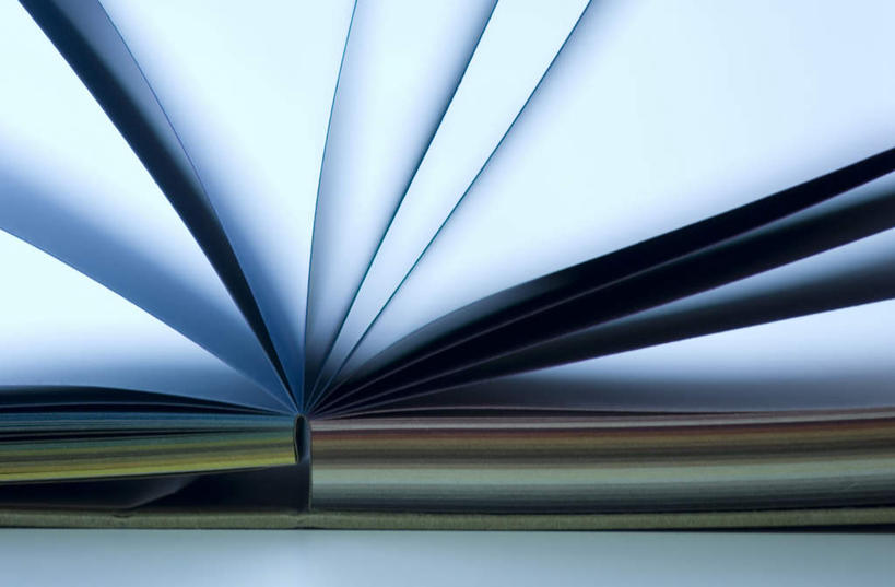 无人,横图,室内,特写,白天,正面,桌面,书籍,一本,一堆,许多,阴影,堆叠,堆积,朦胧,模糊,光线,影子,纸张,阳光,打开,堆,翻阅,开启,书,图书,彩图