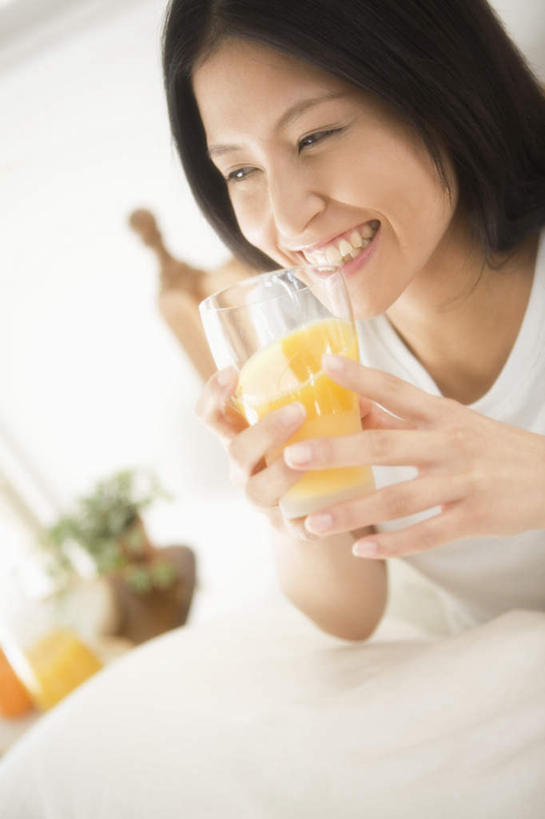 东方人,头发,一个人,客厅,坐,捧,笑,摸,微笑,露齿笑,竖图,室内,白天,正面,餐桌,窗户,落地窗,桌子,柑橘,水果,亚洲,仅一个年轻女性,仅一个女性,仅一个人,抚摸,握,阴影,服装,新鲜,光线,影子,生食,食品,果实,一杯,拿,拿着,注视,休闲装,黄种人,玻璃窗,食物,一只,衣服,黄色,白色,黑色,阳光,观察,看,休闲,休闲服,握着,服饰,有机食品,绿色食品,餐台,观看,察看,起居室,关注,橘子汁,年轻女性,女人,女性,亚洲人,橘子,桔子,橙子,橙,触摸,端,端着,接触,捧着,手捧,坐着,半身,彩图