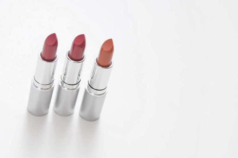 无人,横图,俯视,室内,特写,白天,白色背景,化妆,美容,桌面,一排,护肤,阴影,整齐,光线,影子,排列,红色,阳光,化妆品,口红,保养,享受,休闲,放松,保健,摄影,影棚,三支,队列,养颜,彩图,高角度拍摄,影棚拍摄,拍摄