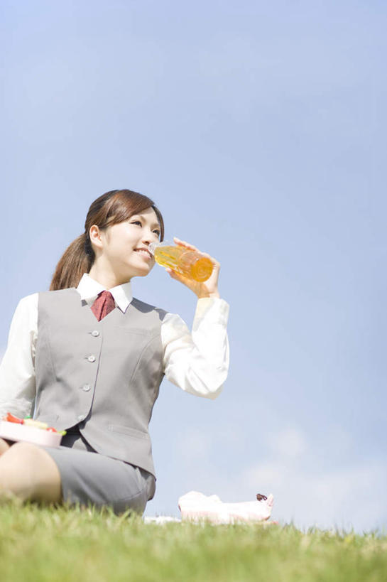 东方人,头发,一个人,坐,举,笑,摸,微笑,露齿笑,竖图,室外,白天,正面,衬衫,草地,草坪,植物,亚洲,仅一个年轻女性,仅一个女性,仅一个人,抚摸,喝,握,阴影,光线,影子,云,云朵,领带,一杯,拿,云彩,拿着,扭头,注视,黄种人,草,黄色,红色,蓝色,绿色,黑色,白云,蓝天,天空,阳光,天,观察,看,托,转头,握着,观看,察看,关注,橘子汁,年轻女性,女人,女性,亚洲人,触摸,接触,举起,举手,举着,向上举,向上伸,向上托,坐着,半身,彩图,衬衣