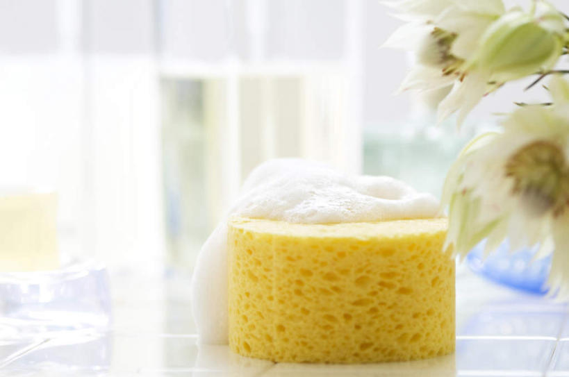 无人,横图,俯视,室内,特写,白天,化妆,美容,一块,许多,护肤,阴影,朦胧,模糊,盛开,光线,瓷砖,地砖,海绵,润肤露,影子,地面,花蕾,花,花瓣,花朵,鲜花,黄色,白色,阳光,毛巾,花苞,花蕊,清洁,保养,享受,休闲,放松,保健,养颜,洗脸海绵,洗脸扑,洗脸绵,彩图,高角度拍摄