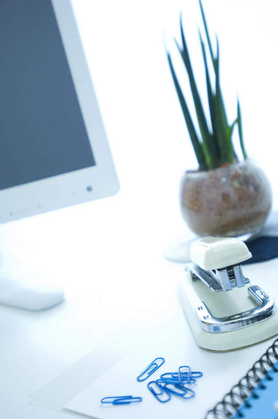 无人,竖图,俯视,室内,白天,电脑,笔记本电脑,植物,桌面,桌子,一堆,许多,连接,阴影,堆叠,堆积,组合,朦胧,模糊,光线,网络,盆栽,影子,办公桌,办公用品,订书机,回形针,盆景,通讯设备,一个,蓝色,绿色,阳光,自然,生长,单个,成长,堆,链接,无线,装订,拼接,杠杆,拼凑,通信设备,无线网络,无线上网,便携式电脑,订书器,拼合,凑集,聚合,撮合,链结,缝合,手提电脑,彩图,高角度拍摄