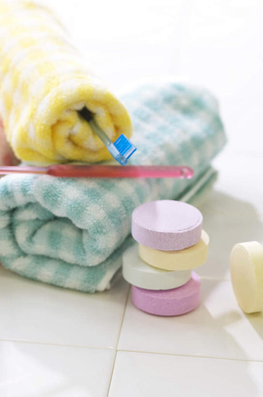 无人,竖图,俯视,室内,白天,一排,许多,阴影,堆叠,朦胧,模糊,整齐,光线,瓷砖,地砖,方格,工具,牙刷,影子,地面,排列,粉色,黄色,蓝色,阳光,毛巾,洗浴用品,四个,堆,一支,浴盐,队列,彩图,高角度拍摄