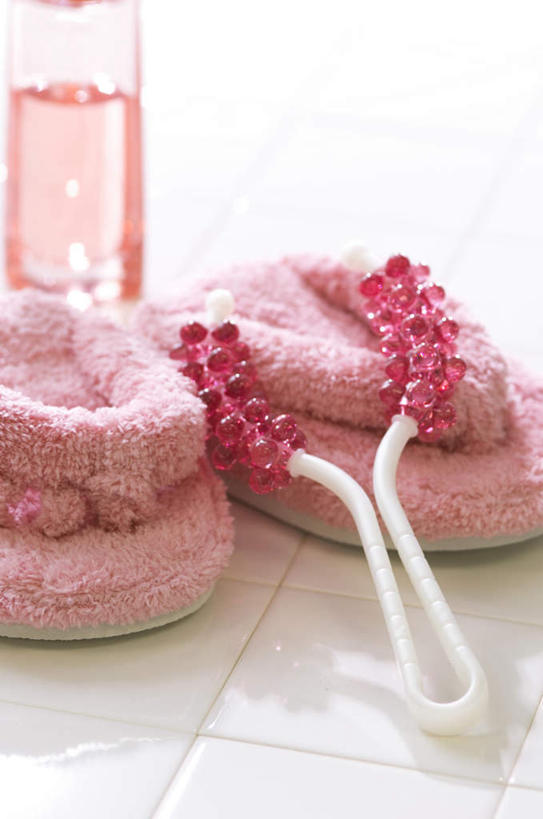 无人,竖图,俯视,室内,特写,白天,凉鞋,按摩,桌面,鞋子,一双,阴影,朦胧,模糊,光线,润肤露,影子,阳光,拖鞋,享受,健康,保健,一瓶,按摩器,指压,彩图,高角度拍摄,夹趾拖鞋,人字拖,人字拖鞋,推拿