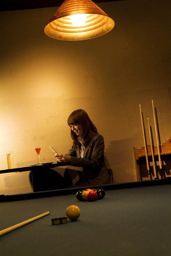 东方人,头发,一个人,商务人士,商务女性,坐,摸,竖图,室内,白天,侧面,台球,照明,亚洲,仅一个年轻女性,仅一个女性,仅一个人,抚摸,握,撞球,套装,球杆,墙,灯光,拿,拿着,注视,黄种人,运动器械,吊灯,墙壁,墙面,彩球,灯,一个,黑色,灯具,观察,看,健身器械,握着,单个,观看,照亮,察看,台球桌,照明设备,关注,商务装,健身器材,斯诺克,工薪阶层,台球室,斯诺克球,斯诺克台球,桌球,年轻女性,女人,女性,亚洲人,白领,上班族,触摸,接触,坐着,半身,彩图,运动器材