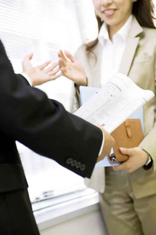 东方人,两个人,伙伴,朋友,商务人士,商务男性,商务女性,站,笑,微笑,露齿笑,竖图,室内,白天,正面,衬衫,友谊,合作,团队,窗户,亚洲,套装,百叶窗,打招呼,黄种人,首饰,站着,战略,商务装,工薪阶层,联合,合谋,配合,协作,男人,男性,年轻男性,年轻女性,女人,女性,亚洲人,白领,上班族,站立,半身,彩图,衬衣