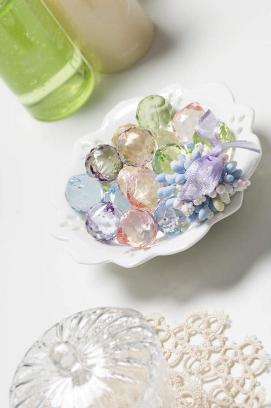 无人,竖图,俯视,室内,特写,白天,白色背景,许多,珠子,红色,蓝色,绿色,紫色,摄影,影棚,沐浴珠,香薰油,彩图,高角度拍摄,影棚拍摄,拍摄