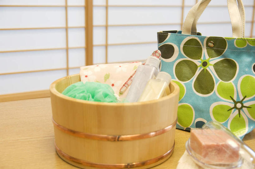 无人,横图,俯视,室外,白天,化妆,美容,地板,门,一块,护肤,木制,包,木桶,桶,地面,木地板,一个,化妆品,木制品,容器,肥皂,肥皂盒,毛巾,门框,香皂,浴球,日用品,洗浴用品,清洁,保养,享受,休闲,放松,保健,单个,储藏,单肩包,护肤品,储存,舒缓,养颜,去污,紧肤,嫩肤,洗涤,彩图,高角度拍摄,贮存