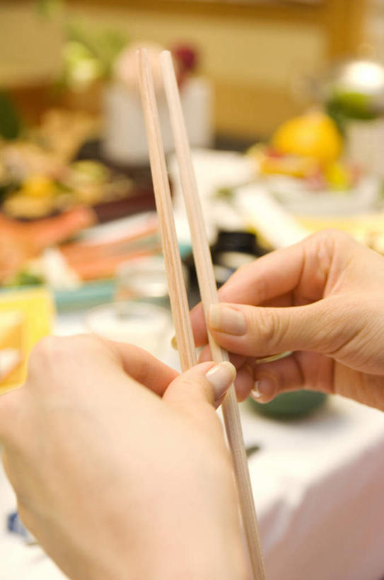东方人,手,一个人,餐厅,竖图,俯视,室内,特写,白天,餐桌,筷子,桌子,亚洲,仅一个年轻女性,仅一个女性,仅一个人,一双,许多,布料,布纹,黄种人,饮食,桌布,餐巾,台布,手部,餐台,膳食,分割,年轻女性,女人,女性,亚洲人,半身,彩图,高角度拍摄,餐馆,饭店,饭馆