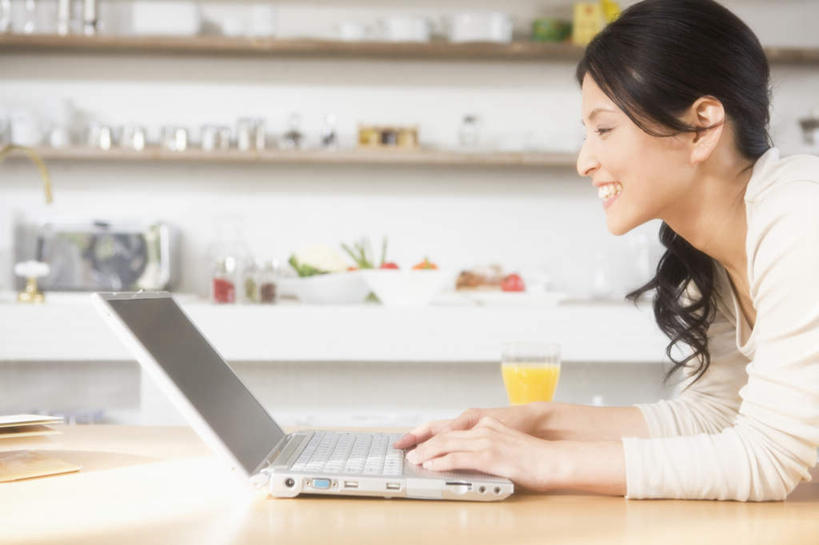 东方人,一个人,笑,微笑,露齿笑,横图,室内,白天,侧面,电脑,笔记本电脑,柜子,桌子,蔬菜,杯子,亚洲,仅一个年轻女性,仅一个女性,仅一个人,一排,许多,敲打,新鲜,整齐,网络,木制,罐子,陶瓷,调料,食品,陶瓷制品,调味品,一杯,调味料,黄种人,输入,通讯设备,玻璃制品,食物,饮料,排列,黄色,玻璃瓶,木制品,瓶子,水杯,橱柜,碗,打字,趴着,有机食品,绿色食品,堆,点击,一台,敲击,铝制品,无线,队列,通信设备,无线网络,无线上网,便携式电脑,铝,按键,手提电脑,年轻女性,女人,女性,亚洲人,玻璃杯,趴,半身,彩图