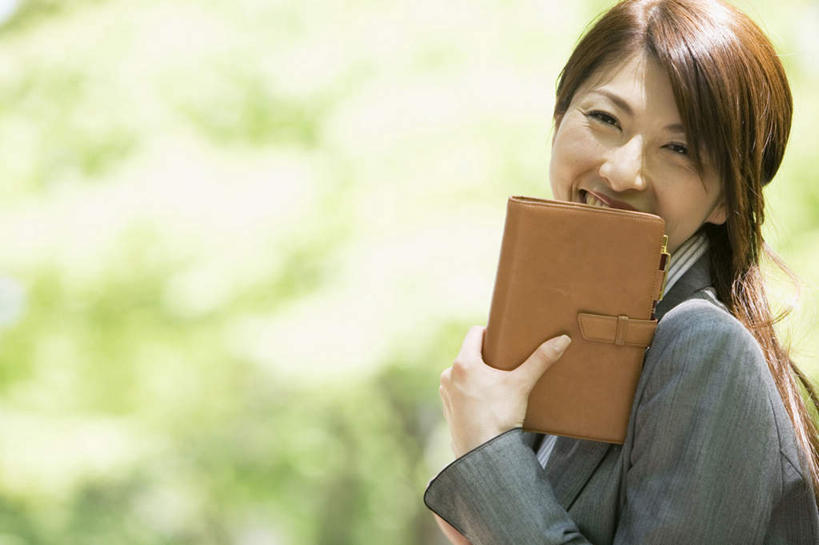 东方人,一个人,商务人士,商务女性,笑,微笑,露齿笑,横图,室外,白天,侧面,植物,亚洲,仅一个年轻女性,仅一个女性,仅一个人,握,套装,备忘录,记事本,拿,拿着,黄种人,树,树木,蓝色,绿色,蓝天,天空,自然,本子,笔记本,天,握着,生长,成长,商务装,工薪阶层,年轻女性,女人,女性,亚洲人,白领,上班族,半身,彩图