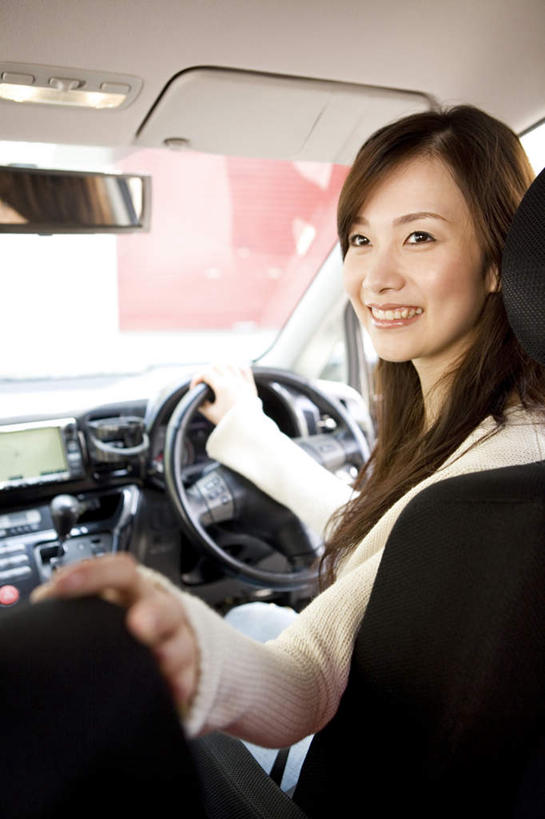 东方人,一个人,笑,摸,微笑,露齿笑,竖图,室外,白天,正面,汽车,椅子,亚洲,仅一个年轻女性,仅一个女性,仅一个人,抚摸,握,反光镜,黄种人,车,两个,一个,黑色,方向盘,交通工具,轿车,握着,单个,年轻女性,女人,女性,亚洲人,触摸,接触,半身,彩图