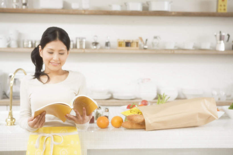 点心,面包,东方人,一个人,站,笑,微笑,露齿笑,横图,室内,白天,正面,购物,看书,阅读,消费,厨房,柜子,桌子,柑橘,辣椒,西红柿,餐具,袋子,书籍,亚洲,仅一个年轻女性,仅一个女性,仅一个人,一本,许多,握,学习,包装袋,手提袋,水龙头,调料,食品,面点,购物袋,调味品,拿,调味料,拿着,黄种人,食物,糕点,两个,一个,黄色,红色,盘子,纸制品,书本,橱柜,碗,看,站着,橙色,读书,浏览,握着,金融,单个,购买,搅拌机,调料罐,贸易,彩椒,辣角,红海椒,大椒,辣虎,广椒,年轻女性,女人,女性,亚洲人,进餐用具,烹调用具,书,图书,橘子,桔子,橙子,橙,甜椒,柿子椒,辣子,海椒,番茄,番椒,灯笼椒,站立,半身,彩图,灶间