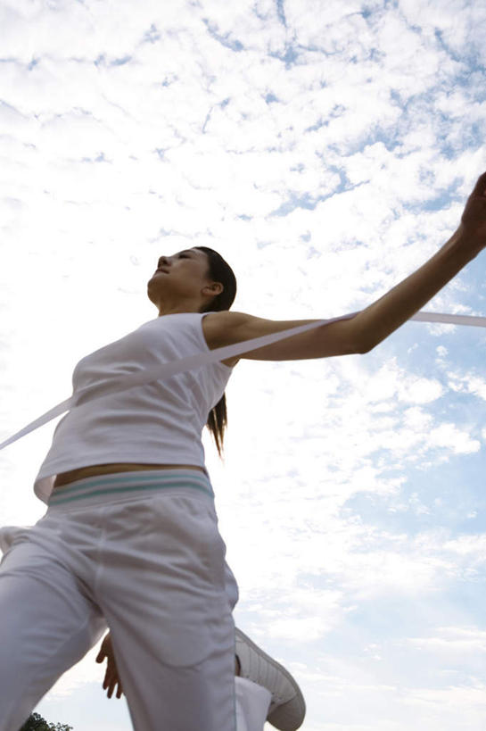 东方人,一个人,跑,竖图,室外,白天,仰视,运动服,锻炼,比赛,运动,亚洲,仅一个年轻女性,仅一个女性,仅一个人,云,云朵,云彩,黄种人,蓝色,白色,白云,蓝天,天空,天,双手张开,晴朗,冠军,竞赛,认真,体育,年轻女性,女人,女性,亚洲人,晴空,跑步,半身,彩图,低角度拍摄,健身