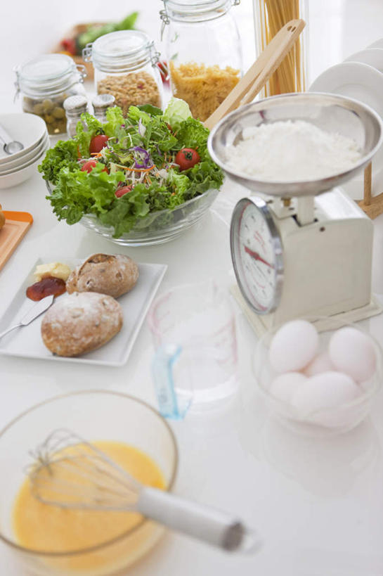 点心,面包,无人,竖图,俯视,室内,白天,仪器,厨房,蔬菜,五个,一堆,许多,堆积,新鲜,玻璃罐,罐子,勺子,塑料,灶台,蛋,调料,鸡蛋,面粉,食品,面点,调味品,调味料,玻璃制品,食物,糕点,两个,一个,盘子,玻璃瓶,瓶子,塑料制品,打蛋器,碗,有机食品,绿色食品,单个,堆,衡量,计量,衡器,两罐,三罐,秤,彩图,高角度拍摄,灶间