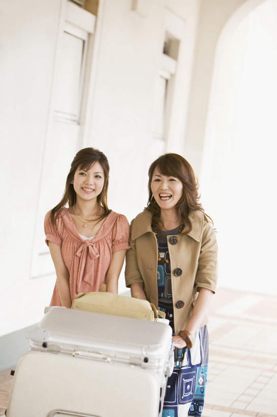 东方人,两个人,走,推,笑,微笑,露齿笑,竖图,室外,白天,正面,门,亚洲,木制,瓷砖,地砖,拉杆箱,旅行箱,墙,地面,黄种人,墙壁,墙面,三个,白色,木制品,行李箱,箱子,门框,出差,推着,两扇,年轻女性,女人,女性,亚洲人,走路,半身,彩图,旅行