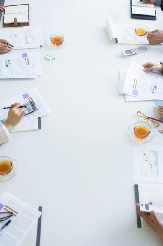 四个人,同事,办公室,竖图,俯视,室内,白天,成功,合作,团队,集体,信心,茶,家具,桌子,杯子,餐具,许多,握,写,写字,笔,材料,档案,碟子,盘,文件,办公桌,办公用品,记事本,四杯,拿,拿着,队伍,文具,本子,笔记本,盘子,水杯,学习用品,资料,碟,记录,三本,四个,握着,四支,文具用品,领导,成就,文档,填写,合伙,领袖,办公家具,男人,男性,年轻男性,年轻女性,女人,女性,茶杯,半身,彩图,高角度拍摄