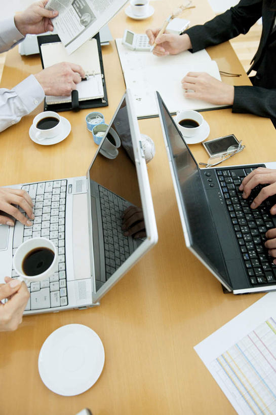 咖啡,东方人,四个人,同事,办公室,竖图,俯视,室内,白天,幸福,成功,合作,团队,集体,信心,电脑,笔记本电脑,键盘,家具,桌子,亚洲,一张,敲打,握,写,写字,网络,木制,笔,材料,档案,文件,办公桌,办公用品,记事本,三杯,拿,拿着,黄种人,娱乐,输入,输入设备,通讯设备,队伍,文具,饮料,本子,笔记本,木制品,学习用品,资料,打字,记录,享受,休闲,温馨,放松,乐趣,握着,笔记,点击,敲击,文具用品,一支,提神,无线,领导,舒适,成就,文档,填写,醒脑,通信设备,无线网络,合伙,领袖,无线上网,便携式电脑,办公家具,软饮料,按键,手提电脑,男人,男性,年轻男性,年轻女性,女人,女性,亚洲人,彩图,高角度拍摄