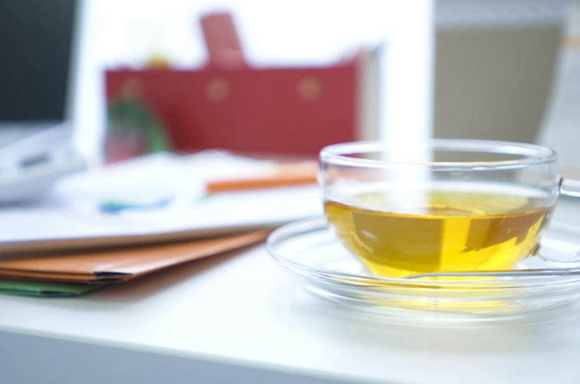 无人,办公室,横图,室内,白天,正面,茶,家具,桌子,杯子,餐具,材料,档案,碟子,盘,文件,办公桌,三份,一杯,一个,白色,盘子,水杯,资料,碟,单个,文档,办公家具,茶杯,彩图