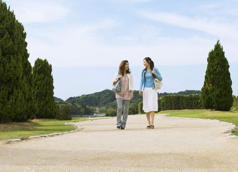 东方人,背,两个人,伙伴,朋友,走,笑,说,微笑,露齿笑,横图,室外,白天,正面,讨论,友谊,草地,草坪,树林,植物,道路,路,亚洲,包,皮包,云,云朵,小路,云彩,黄种人,草,树,树木,蓝色,绿色,白云,蓝天,天空,自然,天,背着,生长,晴朗,成长,对视,单肩包,交流,友情,年轻女性,女人,女性,亚洲人,晴空,步行,沟通,讲话,交谈,散步,商讨,说话,谈话,走路,彩图,全身