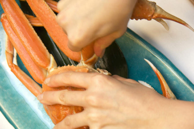 蟹,东方人,一个人,横图,俯视,室内,白天,餐具,亚洲,仅一个年轻女性,仅一个女性,仅一个人,螃蟹,碟子,盘,蟹腿,黄种人,一个,一只,红色,蓝色,盘子,碟,单个,拔,年轻女性,女人,女性,亚洲人,半身,彩图,高角度拍摄