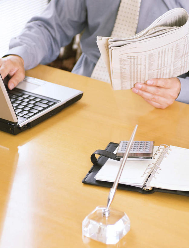 东方人,一个人,商务人士,商务男性,办公室,坐,竖图,俯视,室内,白天,衬衫,计算器,电脑,笔记本电脑,键盘,家具,桌子,报纸,亚洲,仅一个男性,仅一个人,一本,敲打,套装,计算,科学,网络,信息,木制,笔,标志,文字,字符,字母,办公桌,办公用品,记事本,拿,拿着,黄种人,输入,输入设备,通讯设备,标识,文具,仅一个年轻男性,一个,本子,笔记本,木制品,学习用品,打字,理财,财务,单个,新闻,点击,敲击,笔架,文具用品,一支,无线,数学,通信设备,商务装,无线网络,无线上网,便携式电脑,工薪阶层,办公家具,按键,手提电脑,男人,男性,年轻男性,亚洲人,白领,上班族,坐着,半身,彩图,高角度拍摄,衬衣,报刊