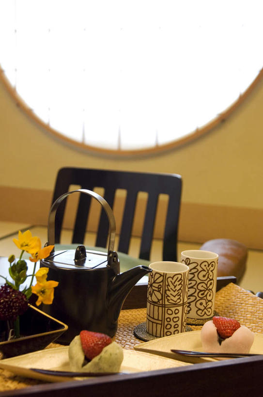 点心,无人,家,客厅,竖图,俯视,室内,白天,餐桌,家具,装修,桌子,建筑,草莓,杯子,水果,椅子,许多,新鲜,装饰,盛开,壶,房屋,木椅,屋子,公寓,生食,食品,甜点,甜品,咖啡色,果实,古典,花蕾,两份,建设,装潢,洋房,楼房,住宅,水壶,花,花瓣,花朵,鲜花,食物,糕点,两个,一个,黄色,茶壶,水杯,室内装潢,甜食,花苞,花蕊,日式,有机食品,绿色食品,单个,餐台,明亮,起居室,舒适,家居装潢,房屋设计,室内设计,宽敞,样板房装潢,设计,茶杯,洋莓,水果皇后,红莓,地莓,彩图,高角度拍摄,房子