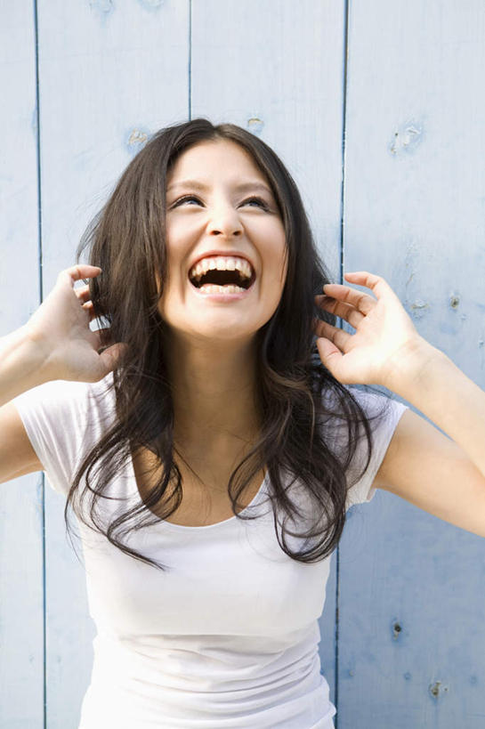 东方人,头发,一个人,站,笑,大笑,竖图,室外,白天,正面,兴奋,亚洲,仅一个年轻女性,仅一个女性,仅一个人,木板,墙,黄种人,墙壁,墙面,衣服,白色,站着,张嘴,抓,张大嘴巴,哈哈大笑,年轻女性,女人,女性,亚洲人,张开嘴,站立,半身,彩图,高兴,狂笑