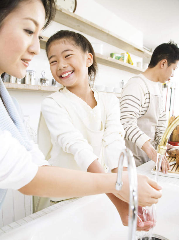 点心,面包,东方人,三个人,家庭,站,笑,微笑,露齿笑,横图,室内,白天,正面,厨房,柜子,餐具,亚洲,一把,一块,许多,水龙头,食品,面点,案板,拿,拿着,黄种人,洗手,砧板,食物,糕点,两个,一个,橱柜,刀,站着,温暖,温馨,一家人,单个,和睦,男人,男性,年轻男性,年轻女性,女孩,女人,女性,亚洲人,进餐用具,烹调用具,站立,半身,彩图,灶间,融洽