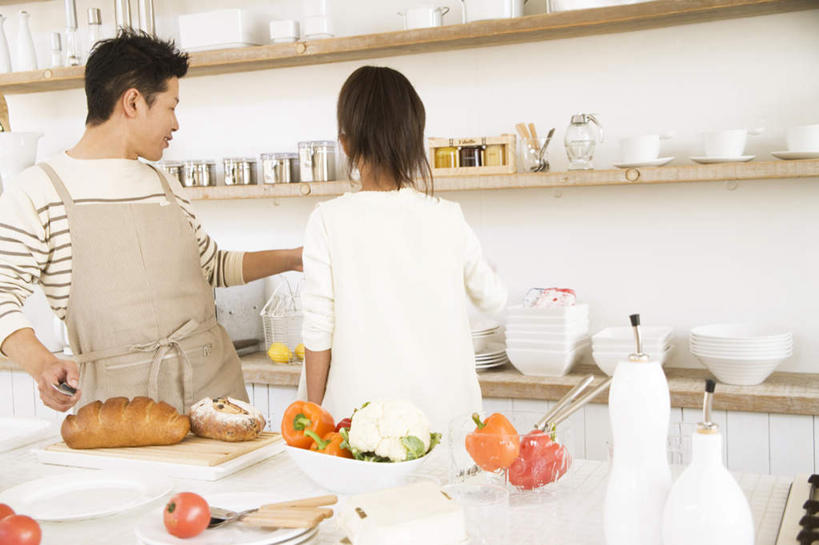 点心,面包,东方人,两个人,夫妻,横图,室内,白天,侧面,爱情,厨房,柜子,辣椒,西红柿,餐具,叶子,亚洲,一把,一块,许多,握,叉,灶台,花菜,花椰菜,西兰花,调料,食品,面点,绿叶,案板,调味品,浪漫,调味料,扭头,注视,黄种人,砧板,食物,糕点,两个,三个,一个,红色,白色,橱柜,刀,观察,看,转头,四个,橙色,嫩叶,恩爱,握着,恋人,单个,观看,察看,关注,调料罐,彩椒,辣角,红海椒,大椒,辣虎,广椒,男人,男性,年轻男性,年轻女性,女人,女性,亚洲人,夫妇,情侣,叶,叶片,进餐用具,烹调用具,甜椒,柿子椒,辣子,海椒,番茄,番椒,灯笼椒,半身,彩图,灶间,伴侣