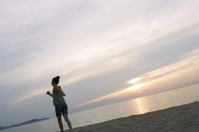 东方人,一个人,跑,横图,室外,白天,正面,锻炼,运动,海浪,海洋,日落,沙滩,亚洲,仅一个年轻女性,仅一个女性,仅一个人,阴影,光线,沙子,影子,海岸,浪花,山川,晚霞,霞光,云,云朵,沙地,云彩,黄种人,蓝色,白云,蓝天,天空,阳光,海水,黄昏,天,彩霞,晴朗,海景,体育,年轻女性,女人,女性,亚洲人,大海,风浪,海,海水的波动,海滩,近岸浪,涌浪,晴空,夕阳,跑步,半身,彩图,健身