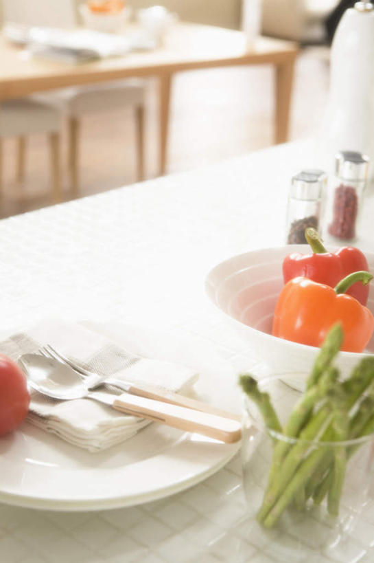 无人,竖图,俯视,室内,白天,餐桌,桌子,辣椒,芦笋,蔬菜,西红柿,餐具,椅子,一把,一块,许多,新鲜,木制,碟子,罐子,盘,叉,灶台,调料,食品,调味品,调味料,玻璃制品,食物,两个,一个,红色,绿色,白色,盘子,玻璃瓶,木制品,瓶子,碟,毛巾,刀,橙色,有机食品,绿色食品,单个,餐台,彩椒,辣角,红海椒,大椒,辣虎,广椒,两罐,猪尾巴,药鸡豆子,甜椒,柿子椒,石刁柏,蚂蚁杆,龙须菜,狼尾巴根,辣子,海椒,番茄,番椒,灯笼椒,彩图,高角度拍摄