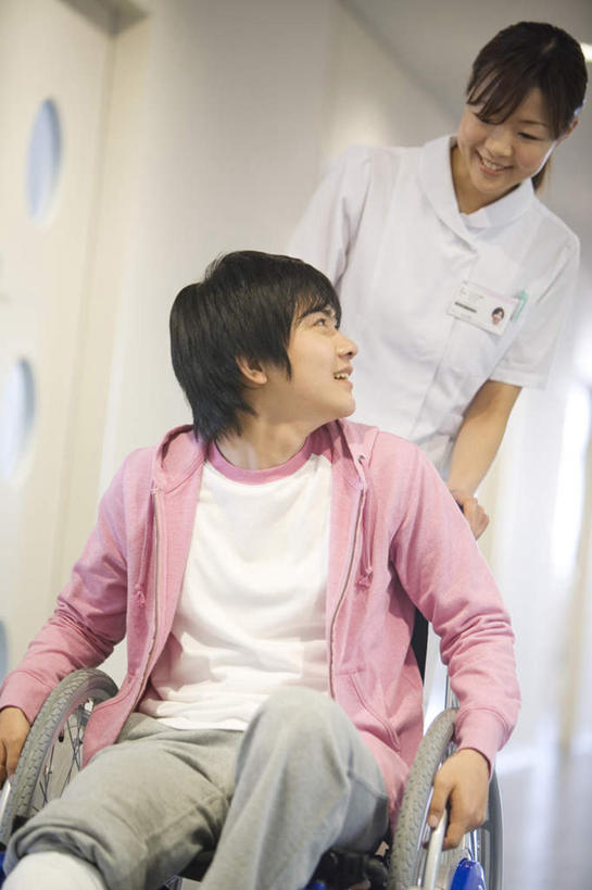 东方人,两个人,病人,护士,医院,坐,走,推,笑,微笑,露齿笑,竖图,室内,白天,正面,亚洲,工具,走道,走廊,过道,扭头,黄种人,轮椅,复健,转头,康复,器械,医疗设备,白衣天使,推着,医疗器械,医疗工具,医疗机构,辅助设备,男人,男性,年轻男性,年轻女性,女人,女性,亚洲人,患者,步行,散步,走路,坐着,半身,彩图,病院,诊所