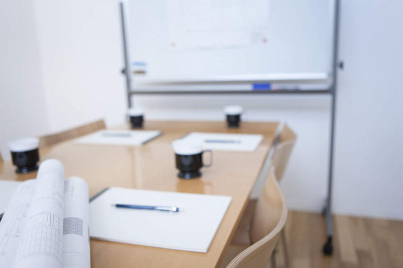 咖啡,无人,办公室,横图,俯视,室外,白天,幸福,家具,桌子,杯子,椅子,笔,图纸,纸,办公桌,木椅,办公用品,设计图,三张,四杯,四张,娱乐,文具,饮料,一个,蓝色,白板,杯托,水杯,学习用品,四个,享受,休闲,温馨,放松,乐趣,单个,文具用品,三支,提神,舒适,醒脑,记录板,工程图,草图,蓝图,记事板,办公家具,软饮料,白板擦,设计,茶杯,彩图,高角度拍摄