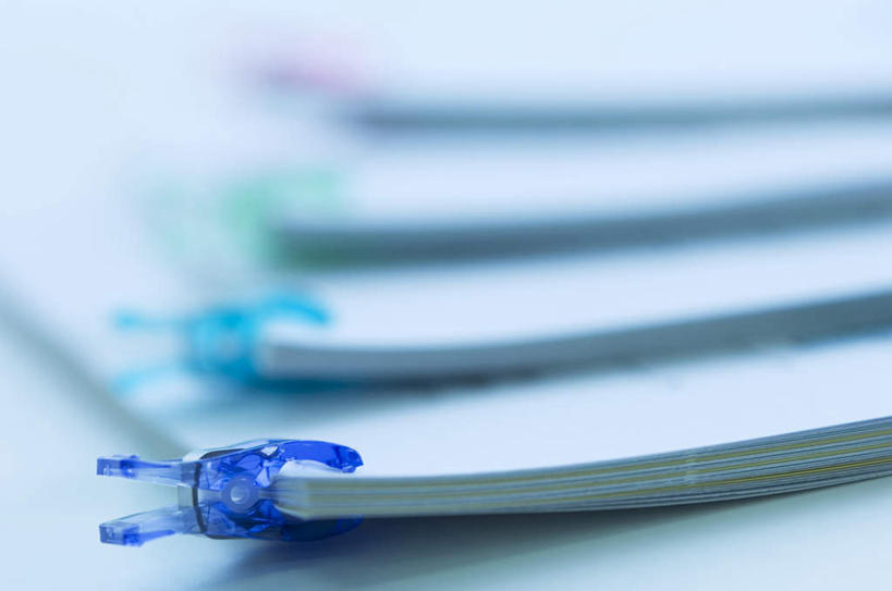 无人,横图,俯视,室内,特写,白天,白色背景,许多,朦胧,模糊,纸,塑料,排列,粉色,蓝色,绿色,夹子,塑料制品,四个,摄影,影棚,队列,彩图,高角度拍摄,影棚拍摄,拍摄