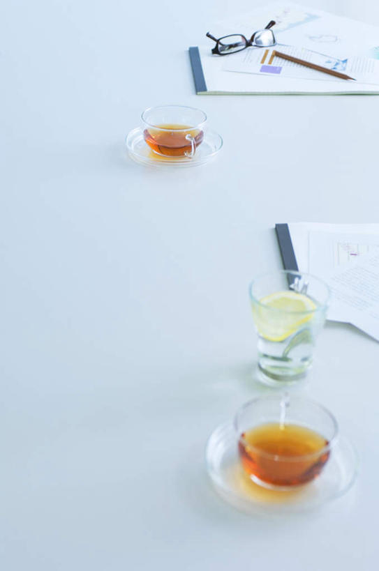 无人,竖图,俯视,室内,特写,白天,幸福,餐桌,茶,桌子,静物,杯子,笔,办公用品,记事本,三杯,娱乐,玻璃制品,文具,饮料,本子,笔记本,铅笔,水杯,学习用品,享受,休闲,温馨,放松,乐趣,餐台,柠檬茶,文具用品,舒适,玻璃杯,彩图,高角度拍摄