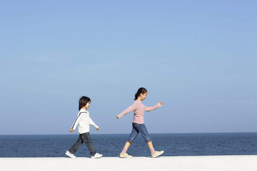 东方人,儿童,两个人,站,走,横图,室外,白天,侧面,海浪,海洋,亚洲,浪花,黄种人,小孩,蓝色,蓝天,天空,海水,天,站着,海景,男孩,男人,男性,女孩,女人,女性,亚洲人,孩子,大海,风浪,海,海水的波动,近岸浪,涌浪,步行,散步,站立,走路,彩图,全身,男生,女生