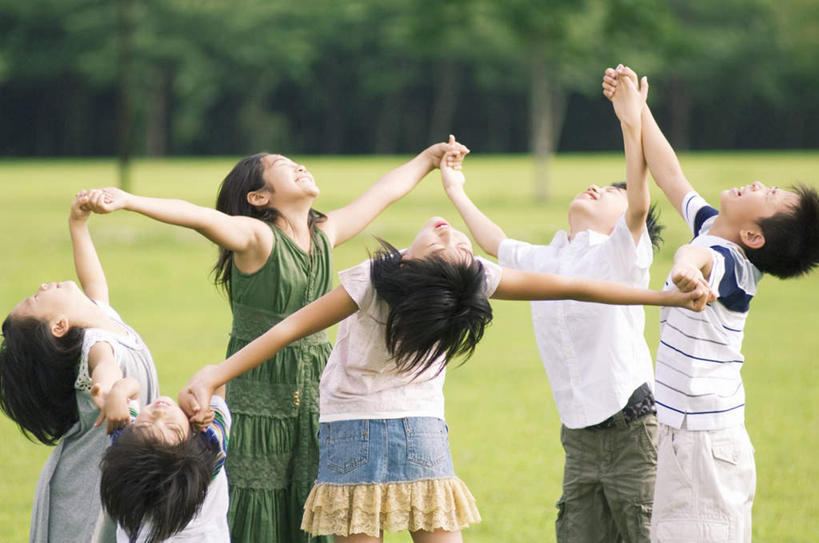 东方人,儿童,站,握手,横图,室外,白天,正面,游戏,草地,草坪,植物,亚洲,环绕,围绕,许多人,玩,注视,黄种人,娱乐,草,树,树木,小孩,绿色,自然,看,站着,一群人,休闲,生长,成长,活动,发泄,关注,消遣,智力,宣泄,男孩,男人,男性,女孩,女人,女性,亚洲人,孩子,搀手,拉手,手拉手,手握手,抬头,玩耍,嬉戏,仰头,站立,半身,彩图,男生,女生