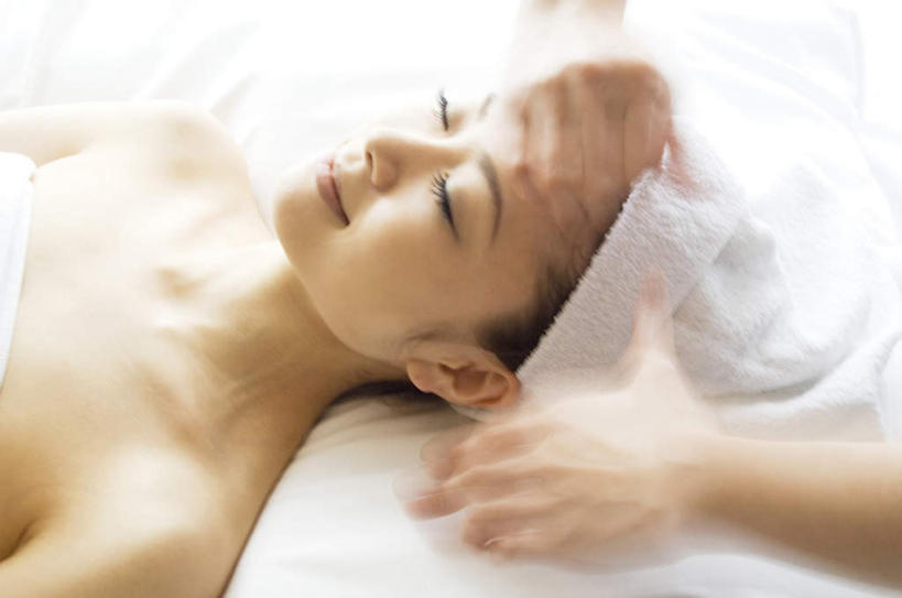 东方人,两个人,按摩师,站,躺,闭眼,横图,俯视,室内,白天,按摩,美容,亚洲,护肤,朦胧,模糊,黄种人,站着,保养,享受,休闲,健康,放松,SPA水疗,保健,温泉浴场,养颜,指压,卧着,年轻女性,女人,女性,亚洲人,技师,矿泉疗养地,闭眼睛,闭着眼,闭着眼睛,躺着,卧,站立,半身,彩图,高角度拍摄,水疗,推拿