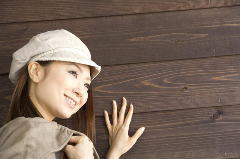 东方人,一个人,站,摸,横图,室内,白天,正面,帽子,亚洲,仅一个年轻女性,仅一个女性,仅一个人,抚摸,木制,墙,黄种人,墙壁,墙面,木制品,站着,贝雷帽,年轻女性,女人,女性,亚洲人,触摸,接触,站立,半身,彩图