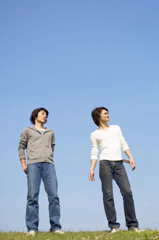 东方人,两个人,伙伴,朋友,站,竖图,室外,白天,仰视,友谊,草地,草坪,植物,亚洲,服装,休闲装,黄种人,草,衣服,蓝色,绿色,白色,灰色,蓝天,天空,天,站着,休闲,休闲服,服饰,友情,男人,男性,年轻男性,亚洲人,站立,彩图,低角度拍摄,全身