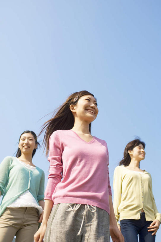 东方人,三个人,伙伴,朋友,站,笑,微笑,露齿笑,横图,室外,白天,仰视,友谊,亚洲,服装,休闲装,黄种人,衣服,蓝色,蓝天,天空,天,站着,休闲,休闲服,服饰,友情,年轻女性,女人,女性,亚洲人,站立,半身,彩图,低角度拍摄