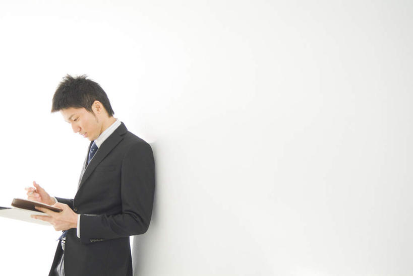 东方人,一个人,商务人士,商务男性,站,横图,室内,白天,白色背景,正面,衬衫,亚洲,仅一个男性,仅一个人,套装,笔,办公用品,记事本,领带,圆珠笔,拿,拿着,注视,黄种人,文具,仅一个年轻男性,本子,笔记本,学习用品,观察,看,靠,靠着,站着,摄影,影棚,观看,文具用品,察看,关注,商务装,工薪阶层,年轻男性,亚洲人,年轻人,白领,上班族,站立,半身,彩图,影棚拍摄,衬衣,拍摄