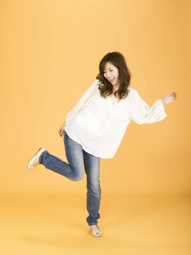 东方人,一个人,站,笑,微笑,露齿笑,横图,室内,白天,正面,亚洲,仅一个年轻女性,仅一个女性,仅一个人,黄色背景,服装,休闲装,黄种人,衣服,白色,站着,休闲,休闲服,姿势,摄影,服饰,影棚,年轻女性,女人,女性,亚洲人,站立,彩图,全身,影棚拍摄,拍摄