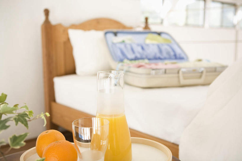 无人,家,竖图,室内,白天,正面,植物,别墅,床,家具,卧室,装修,建筑,柑橘,杯子,水果,欧式,新鲜,装饰,拉杆箱,旅行箱,盆栽,房屋,屋子,公寓,生食,橙汁,食品,果实,床单,盆景,两杯,豪华,被子,建设,现代,装潢,洋房,楼房,住宅,玻璃制品,食物,三个,绿色,自然,水杯,行李箱,箱子,室内装潢,单人床,有机食品,绿色食品,生长,成长,出差,明亮,一盆,舒适,被单,家居装潢,房屋设计,地中海风格,古典风格,简约风格,室内设计,宽敞,样板房装潢,设计,玻璃杯,橘子,桔子,橙子,橙,彩图,旅行,房子,睡房,卧房